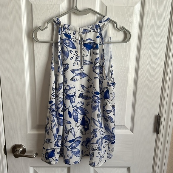 C & E Floral Print Sleeveless Blouse White Blue Tank Top Casual Size Medium - Picture 7 of 9